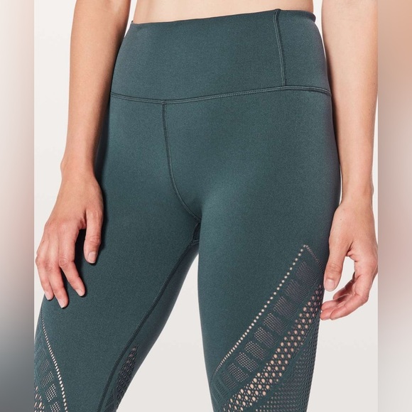 Lululemon Reveal Tight Interconnect 25.5" in Gravity Size 4 - Picture 4 of 11